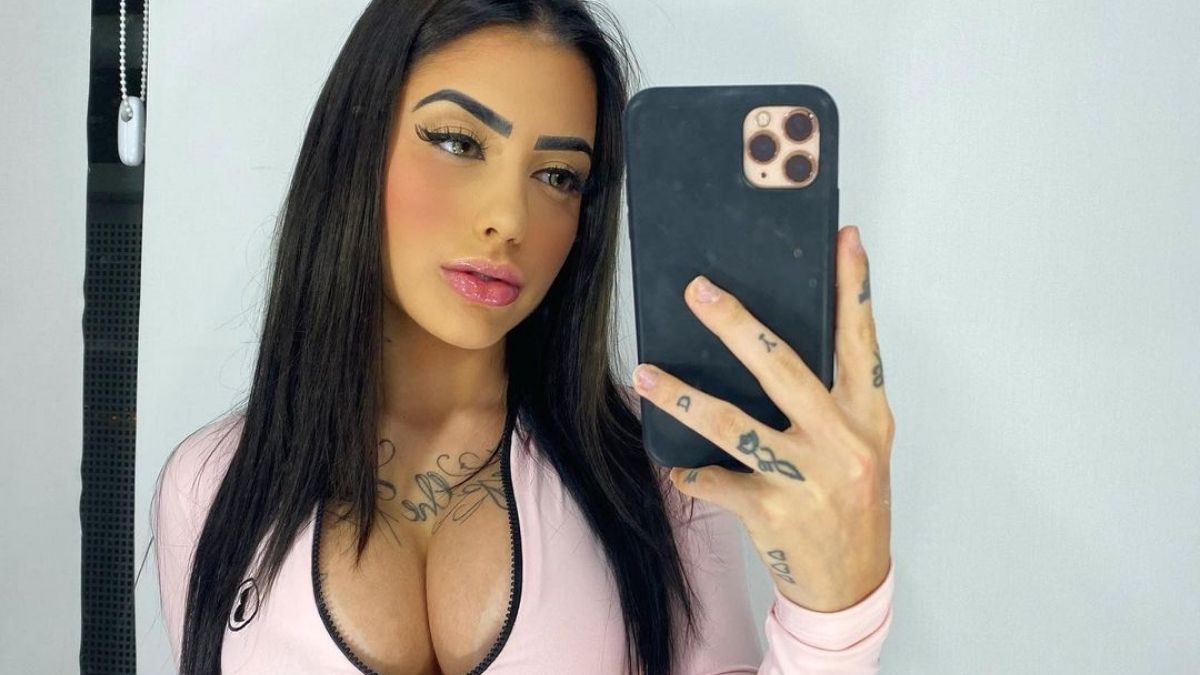 MC Mirella mostra bastidores de ensaio no México e corpaço em biquíni chama a atenção