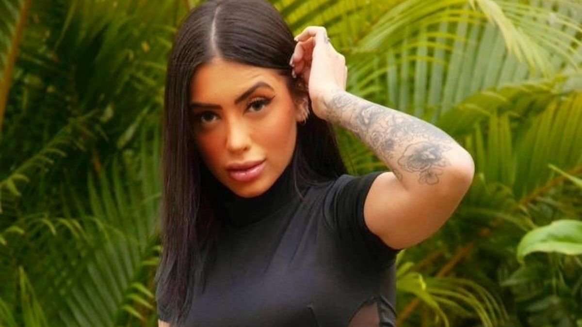 MC Mirella surge de fio dental e deixa bumbum tatuado em destaque