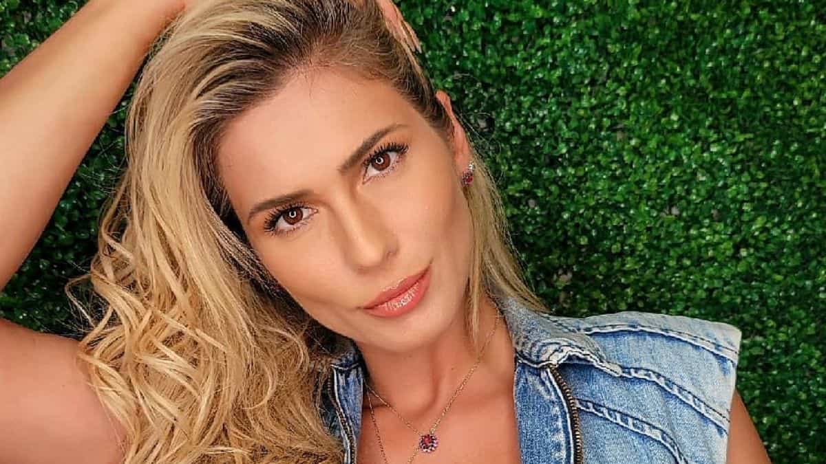 Lívia Andrade surge de biquíni e exibe ‘corpaço’ em meio à natureza