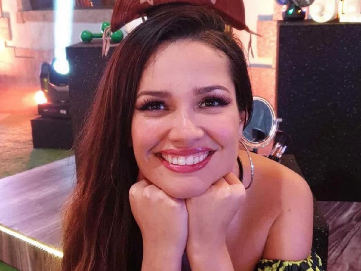 Juliette compartilha primeira foto em estúdio e dá inicio à carreira de cantora