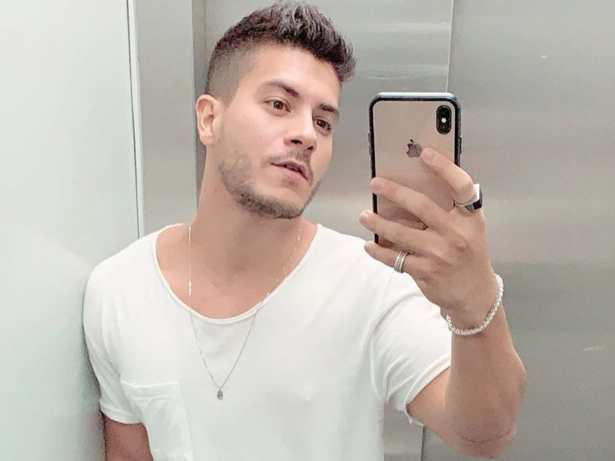 Arthur Aguiar fala sobre golpe que a mãe caiu no Whatsapp