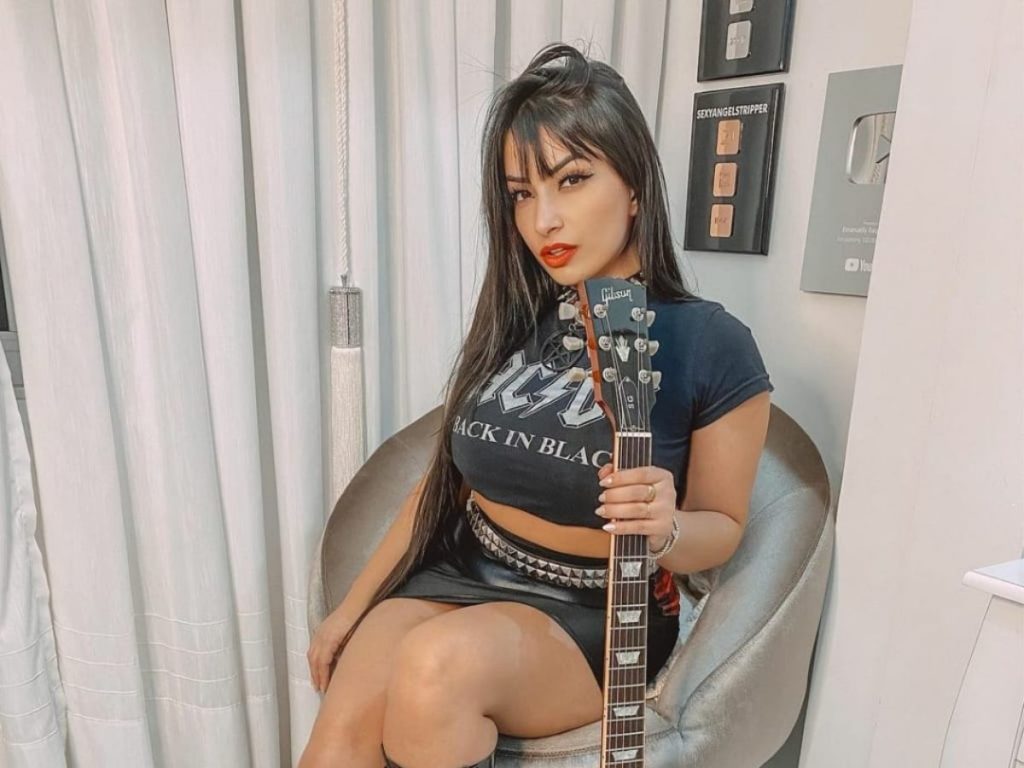 Todas as meninas no OnlyFans, são garotas de programa? A Top 1 do canal, Emanuelly  Raquel,