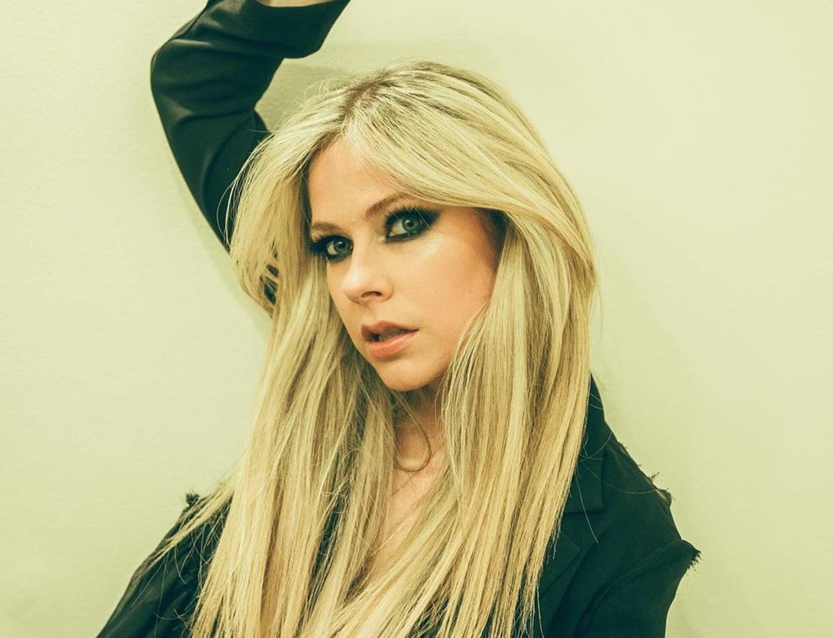 Avril Lavigne compartilha fotos raras de biquíni e destaca corpaço