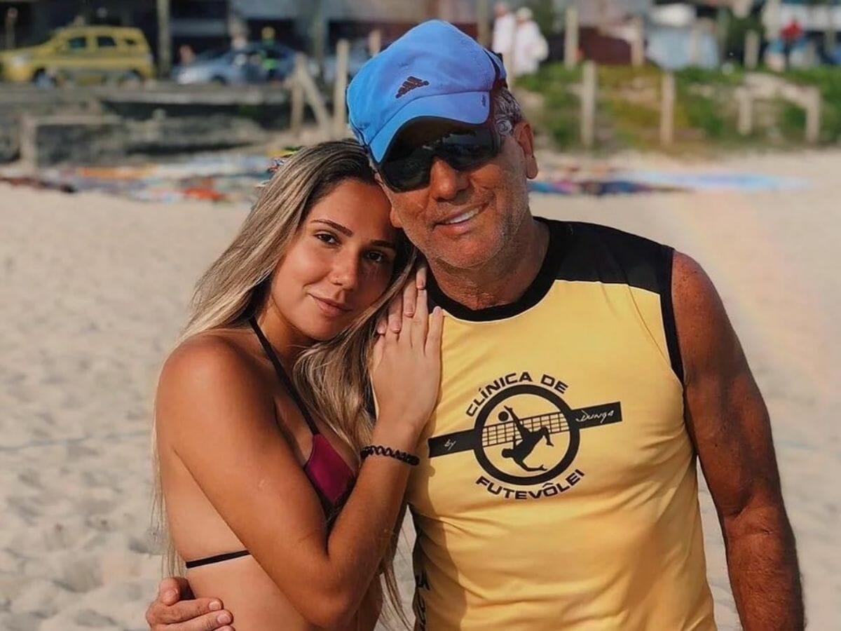 De biquíni, Carol Portaluppi curte praia no Rio ao lado do pai, Renato Gaúcho