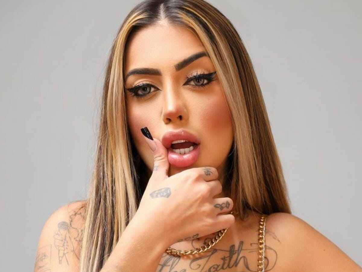 De lingerie, MC Mirella destaca bumbum em clique e arranca elogios