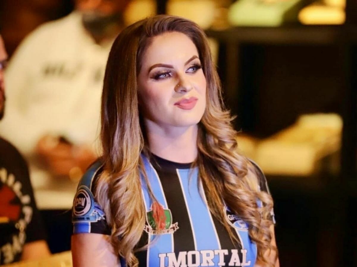 Musa do Grêmio dá puxadinha sexy na calcinha e anima torcedores do time