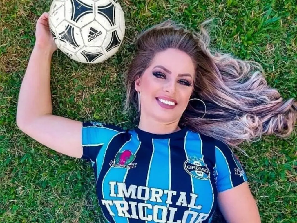 Musa do Grêmio sensualiza no campo de futebol e coloca curvas para jogo