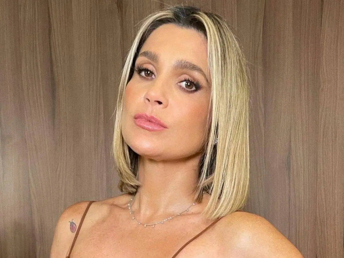 De maiô, Flávia Alessandra esbanja beleza em dia de sol no Rio