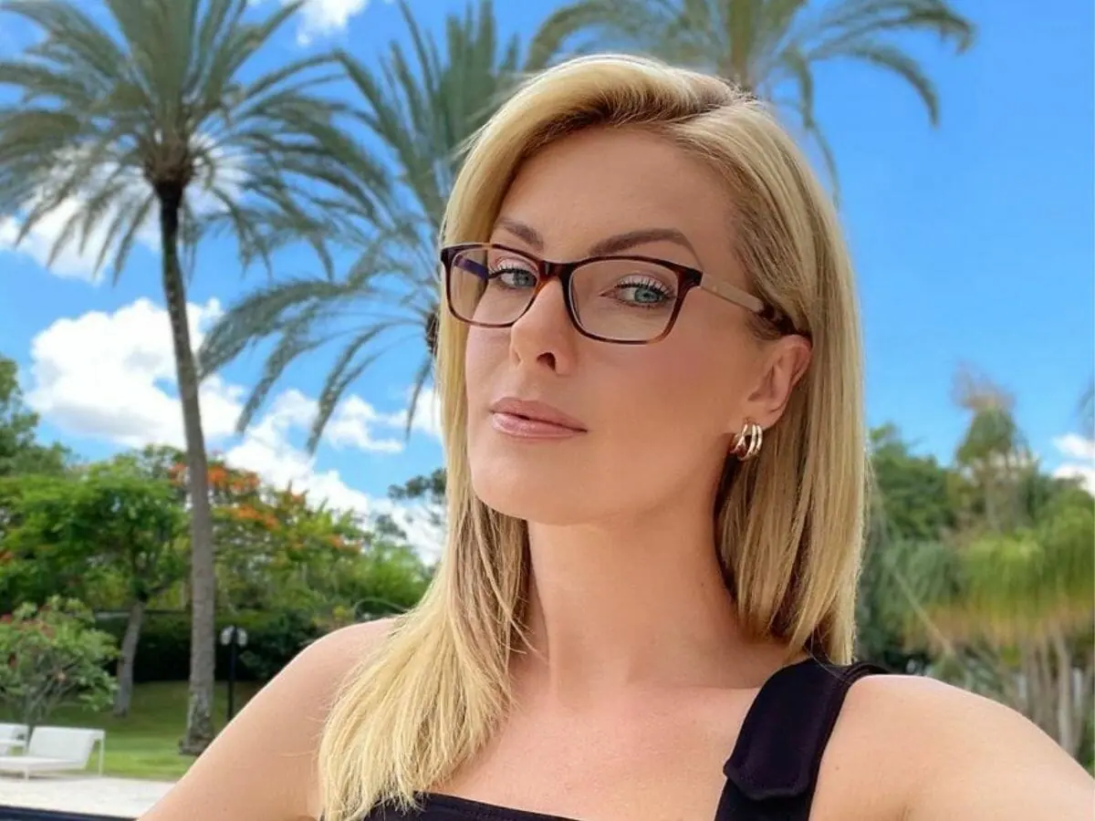 Ana Hickmann conquista elogios ao posar de biquíni