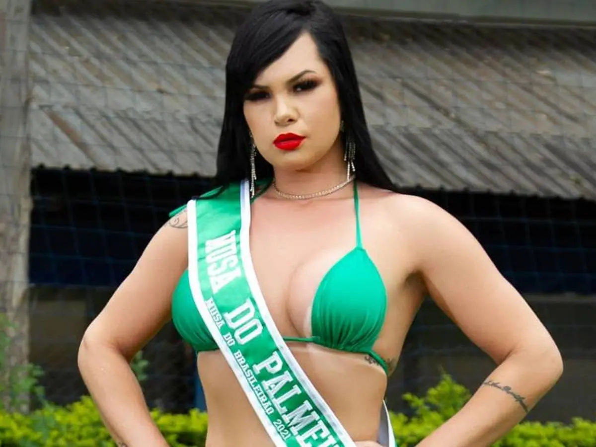 Nova musa do Palmeiras posa de topless e sensualiza em campo