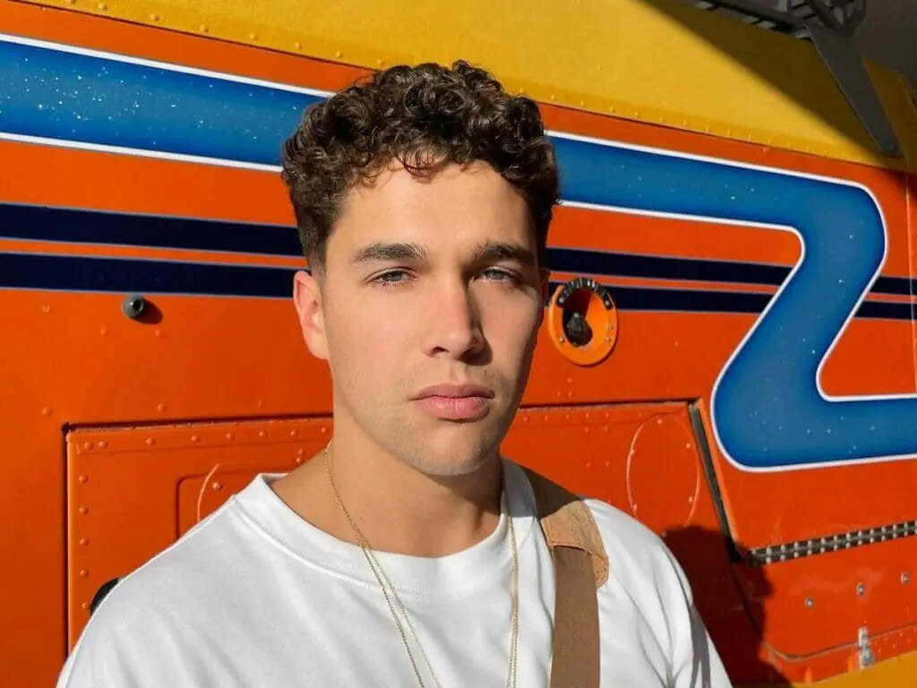 Ousado! Austin Mahone exibe pelos pubianos em foto no OnlyFans