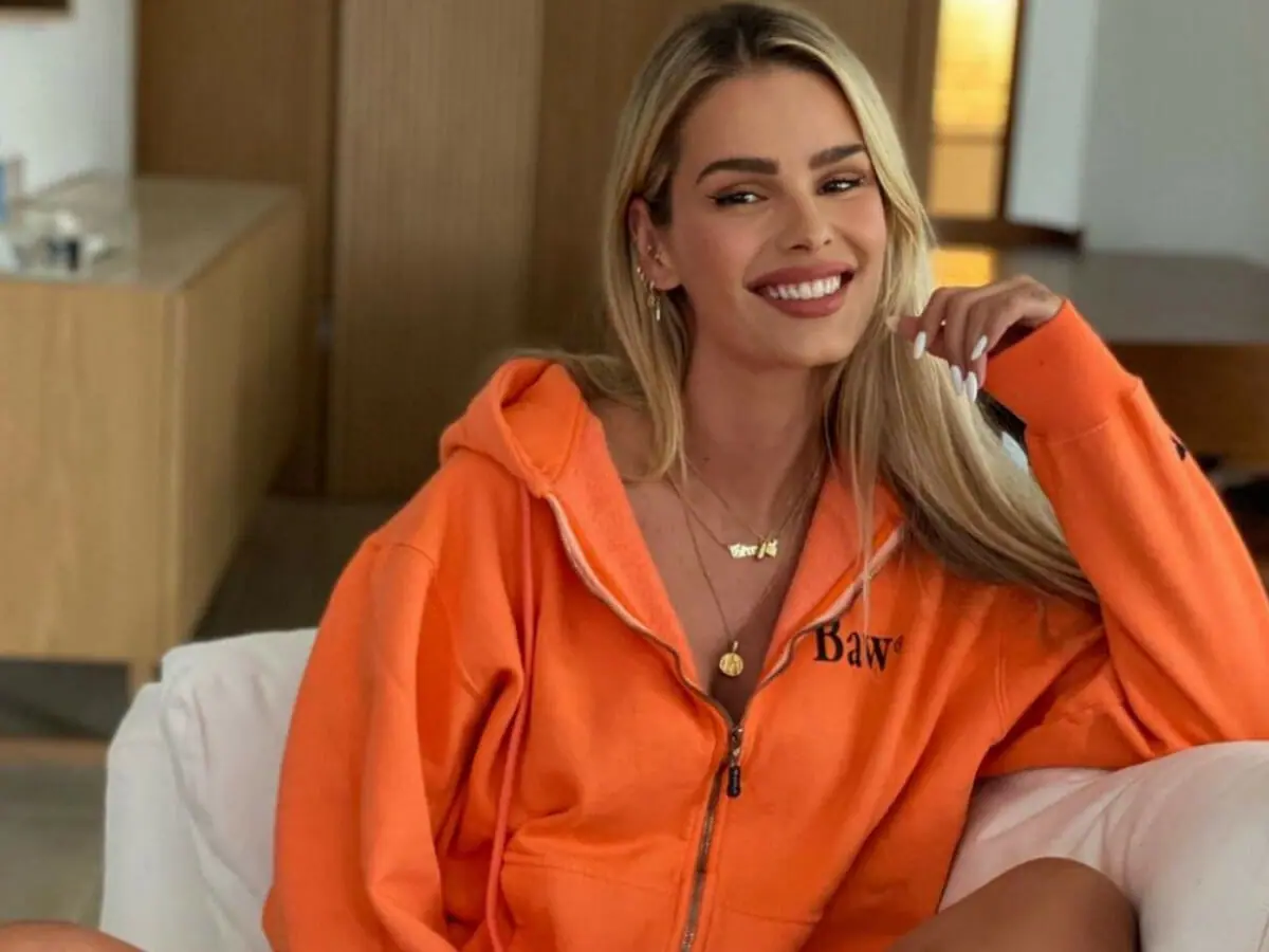 Yasmin Brunet surge com vestido preto colado ao corpo e coleciona elogios