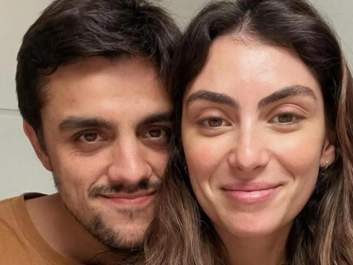 Felipe Simas e Mariana Uhlmann