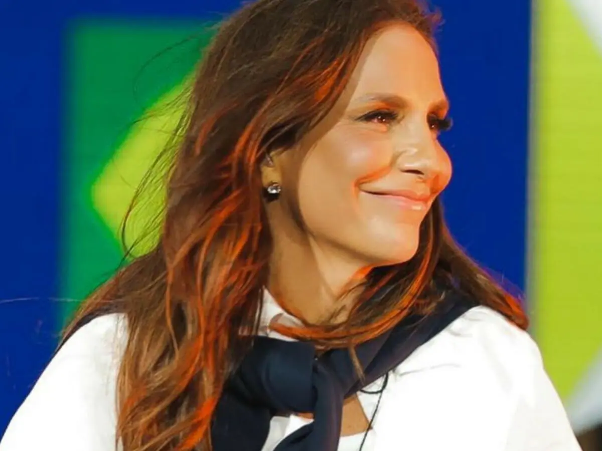 Ivete Sangalo exibe look glamouroso para o show de 50 anos