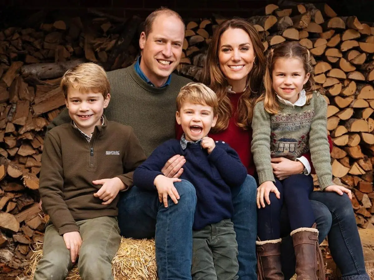 Família real divulga fotos inéditas da princesa Charlotte, que completa 7 anos