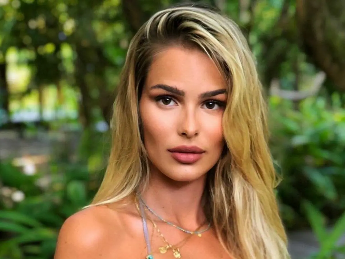 Nua, Yasmin Brunet posta vídeo no banho e exibe tatuagens