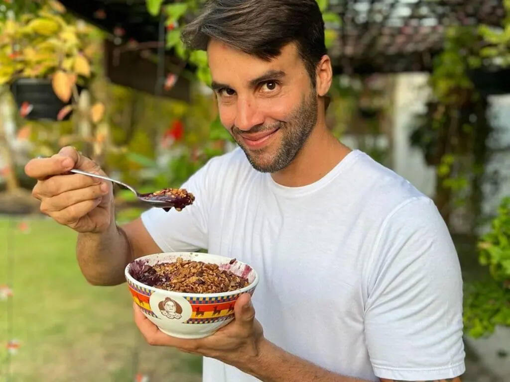 Daniel Cady, marido de Ivete Sangalo, tira a camisa e exibe abdômen saradíssimo