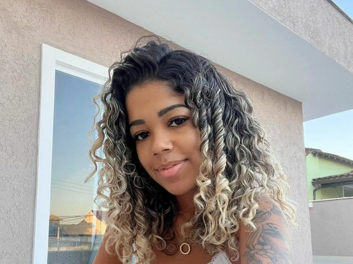 Vivianne Noronha exibe decote poderoso após colocar silicone
