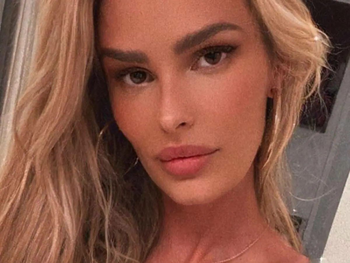 Yasmin Brunet dispensa biquíni e faz topless ao renovar bronzeado