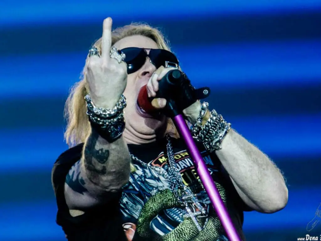 O que está acontecendo com Axl Rose? Problemas de saúde o afastam dos palcos