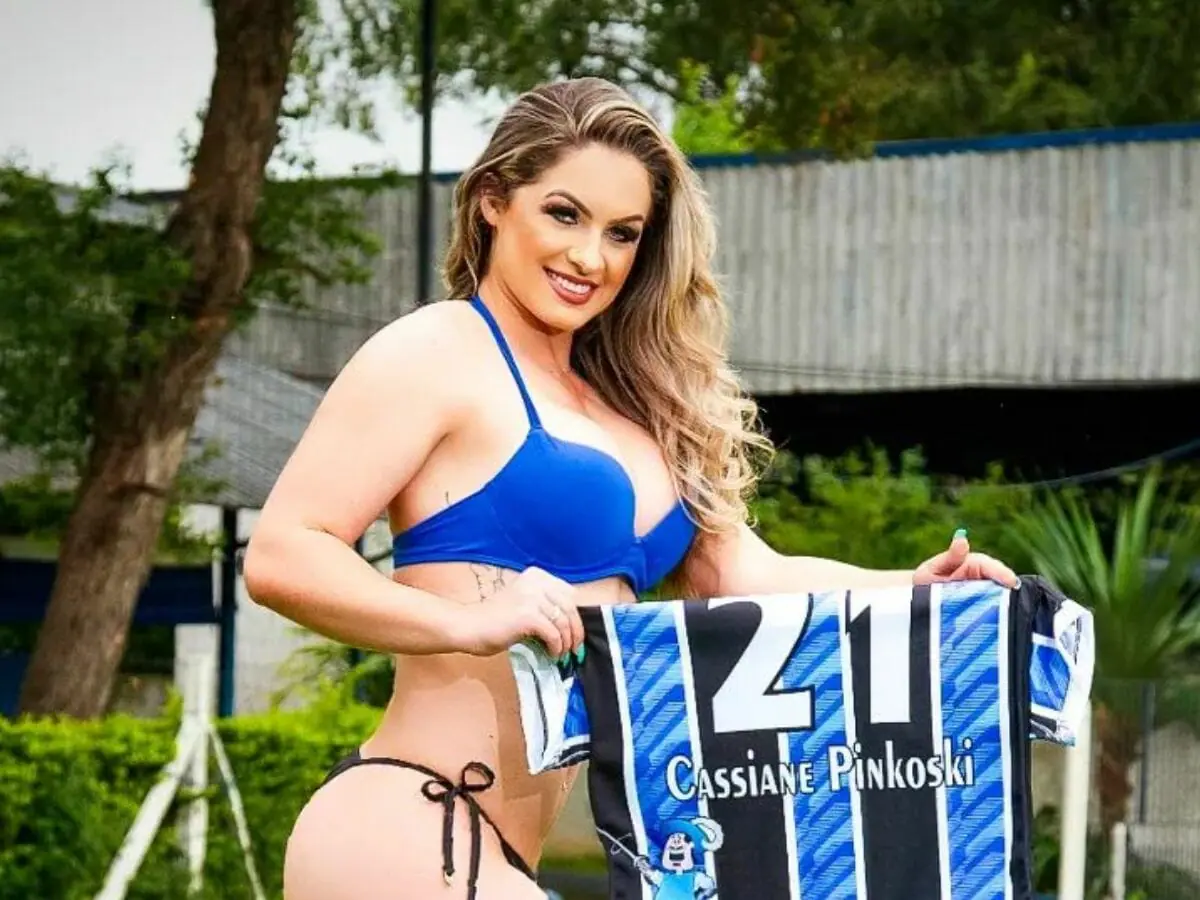 Musa do Grêmio posa com peça fio-dental e declara seu amor pelo time gaúcho