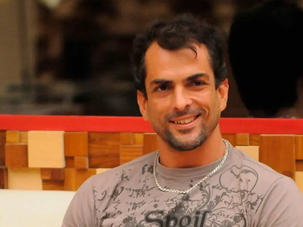 Campeão do BBB10, Marcelo Dourado conquista cinturão aos 50 anos