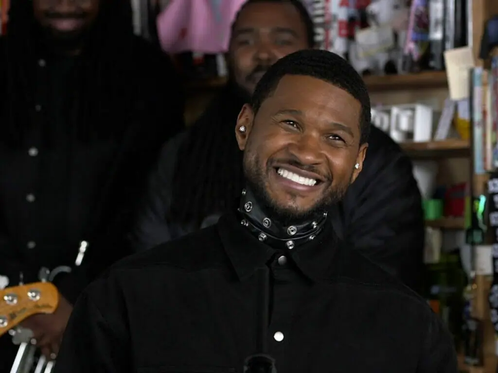 Usher performa no Tiny Desk Concert e anuncia novo álbum