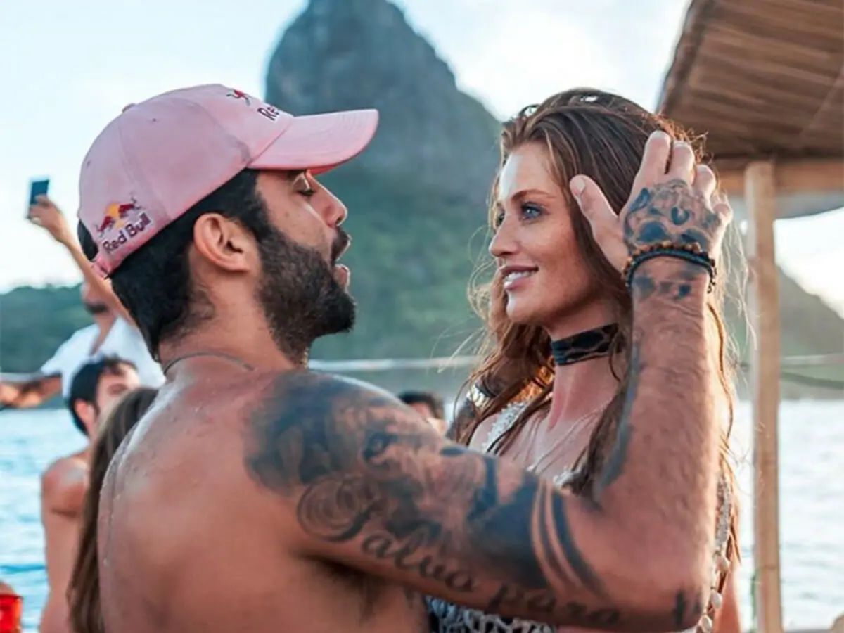 Cintia Dicker e Pedro Scooby revelam nome e sexo do bebê