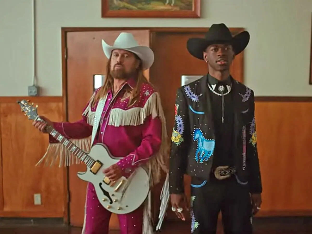 Lil Nas X e Billy Ray Cyrus no clipe de Old Town Road