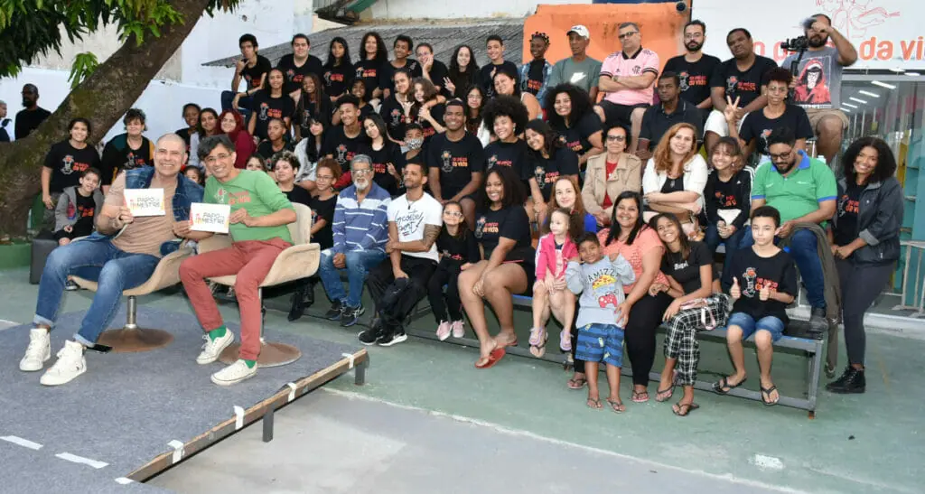 Cacau Hygino se emociona ao visitar projeto social no Rio