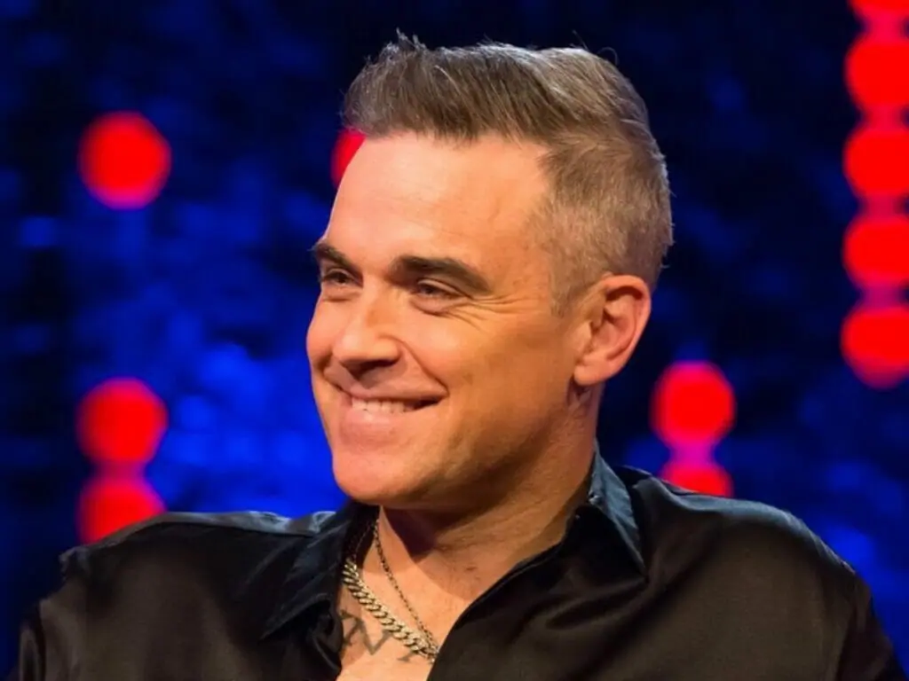 Após posar nu, cantor Robbie Williams comenta sobre tamanho de seu pênis