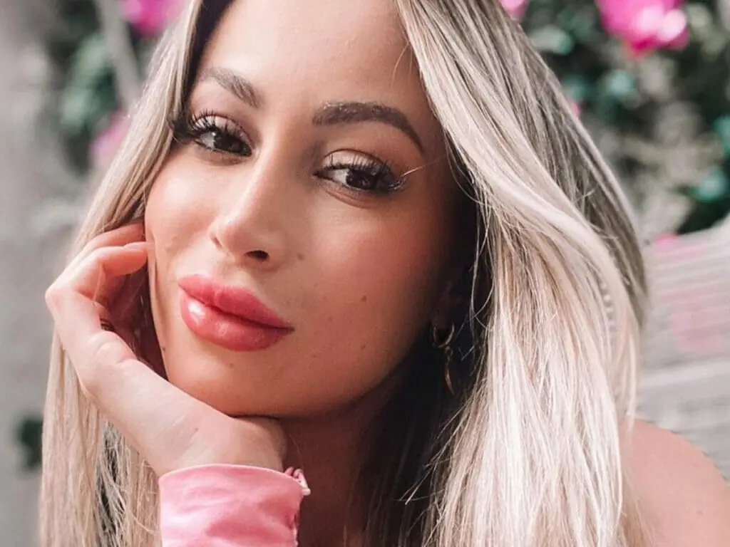 Carol Narizinho choca web após retirar preenchimento labial