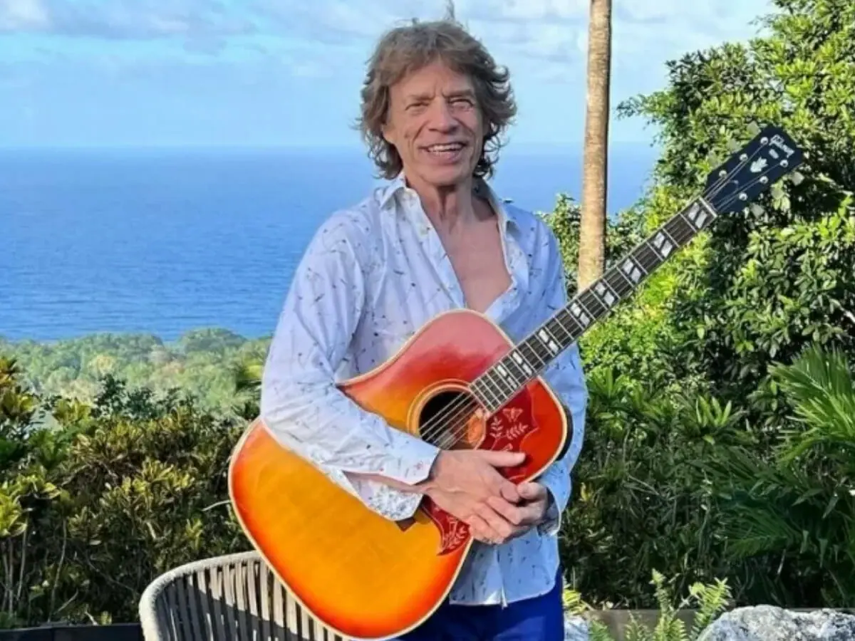 Mick Jagger teve romance com dois colegas do Rolling Stones, diz biografia