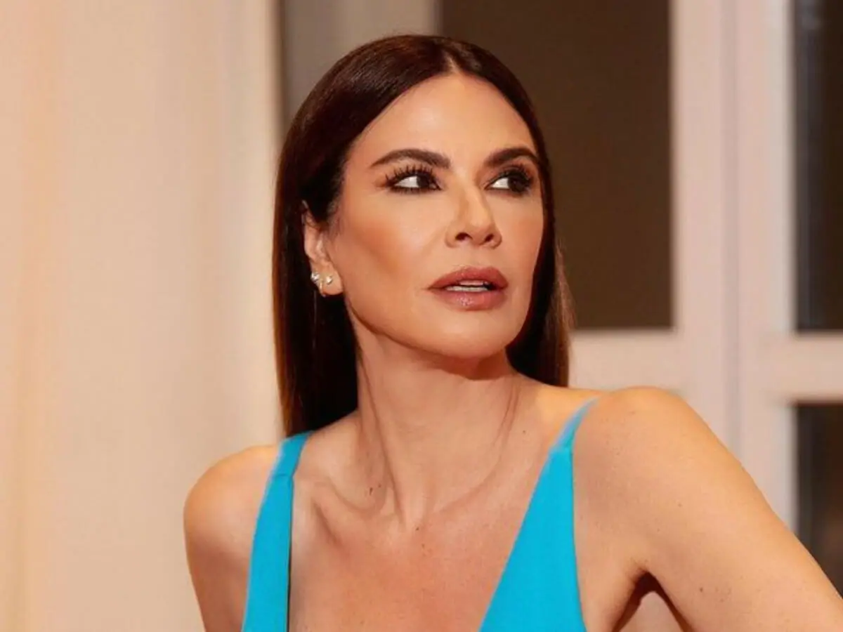 Luciana Gimenez arrasa em vestido sensual aos 53 anos