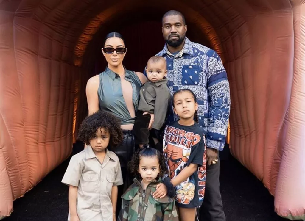 Kim Kardashian, Kanye West e seus quatro filhos (Foto: Reprodução)