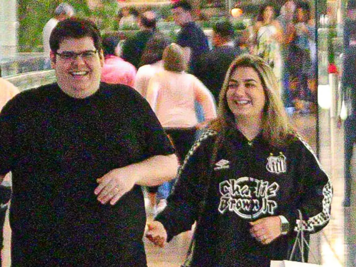 Casimiro é tietado em shopping de luxo e mostra simpatia com fãs