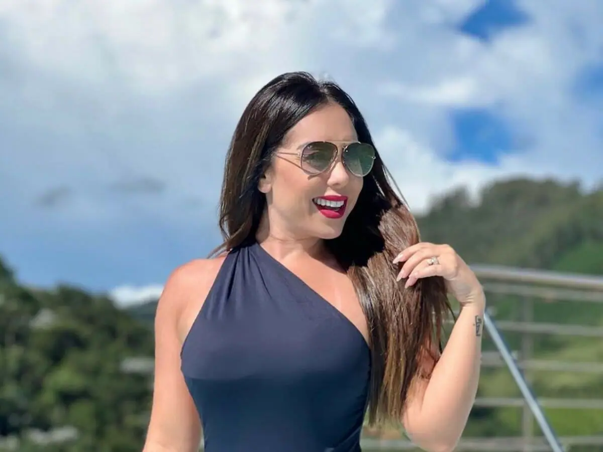 Deia Cypri, mulher do cantor Edson, exibe corpaço definido em fotos na piscina