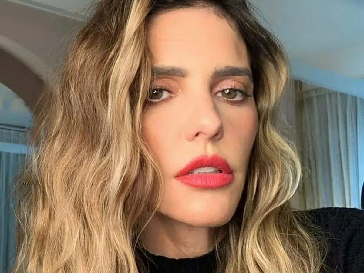 Fernanda Lima faz topless durante banho de rio com a filha