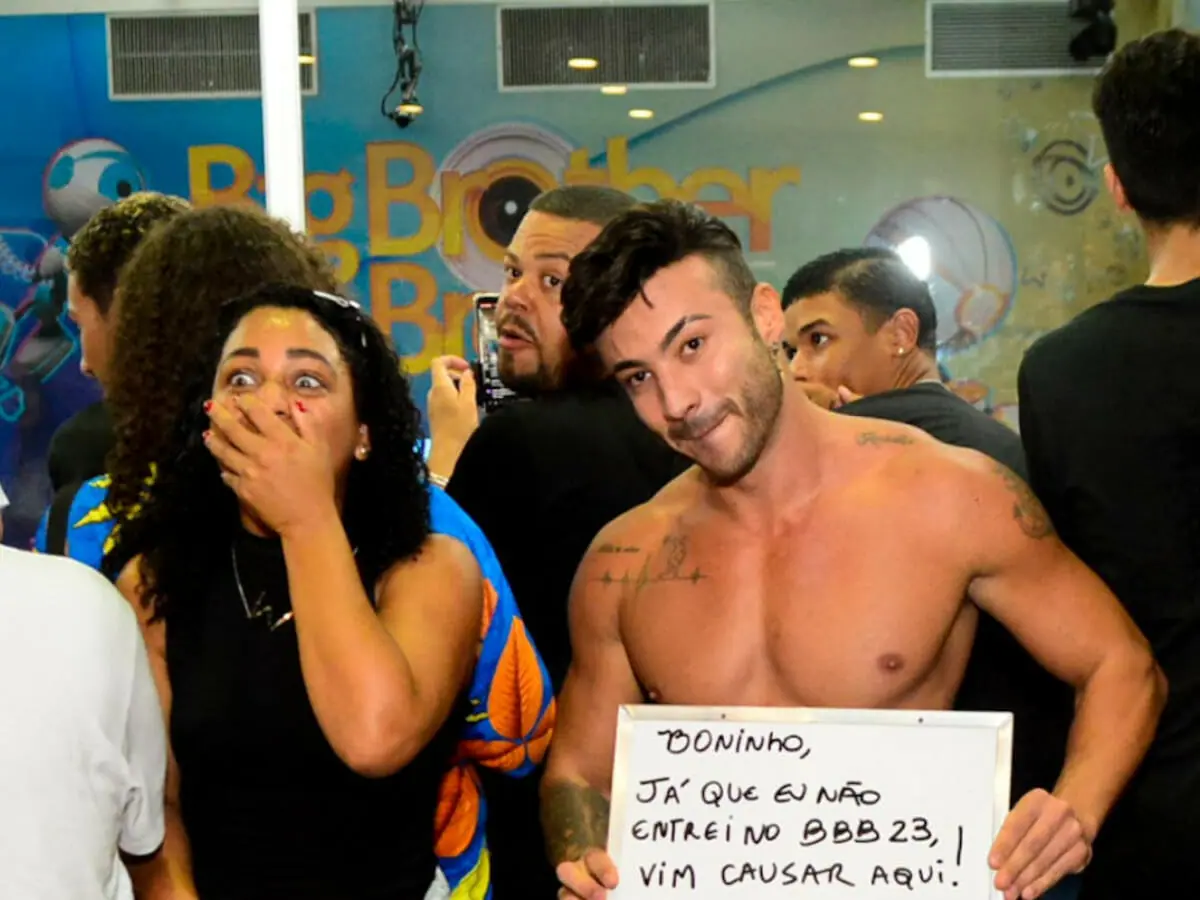 Modelo tira a roupa em frente à Casa de Vidro do BBB23 e é expulso do shopping