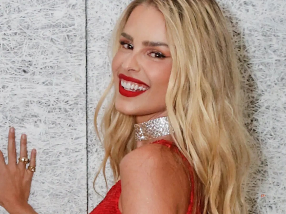 Yasmin Brunet aposta em vestido vermelho na quadra da Grande Rio e quase mostra demais