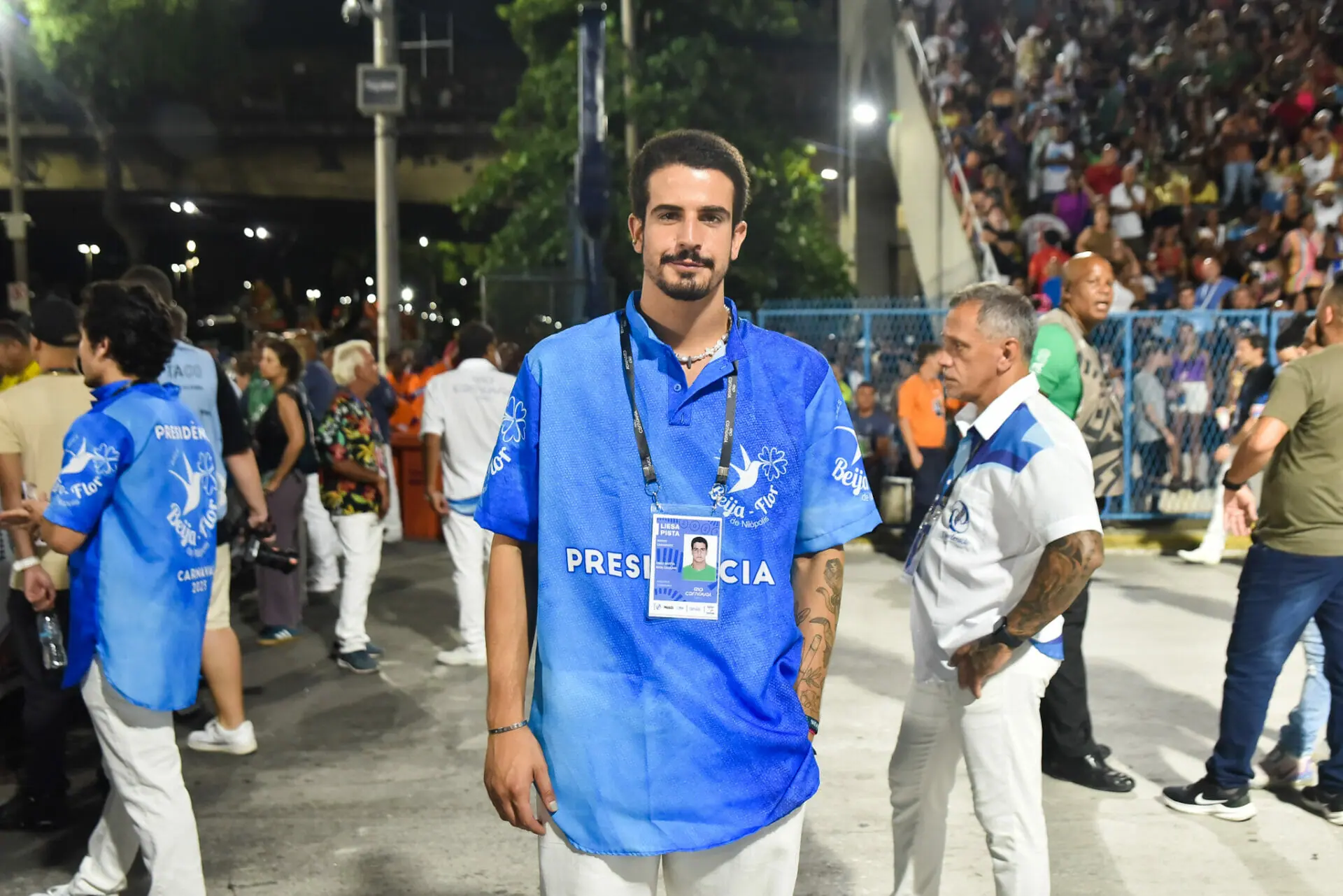 Enzo Celulari, Ludmilla e mais famosos no desfile da Beija Flor