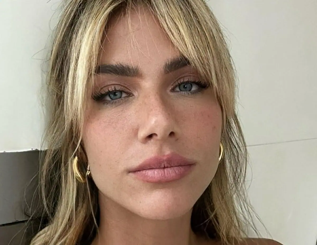 De biquíni, Giovanna Ewbank ostenta abdômen sarado e debocha de boatos de gravidez