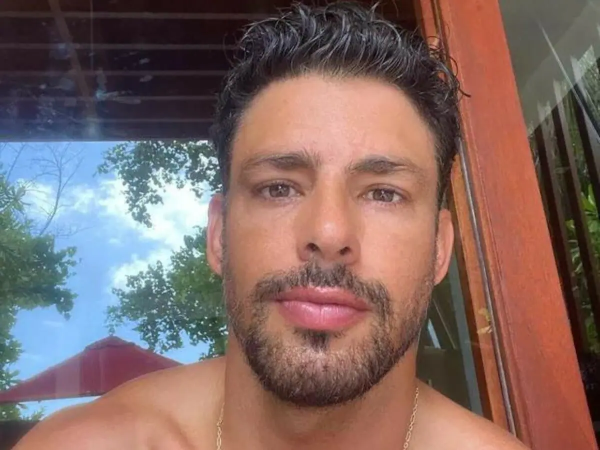 Sem camisa, Cauã Reymond exibe peitoral torneado na web e atiça fãs