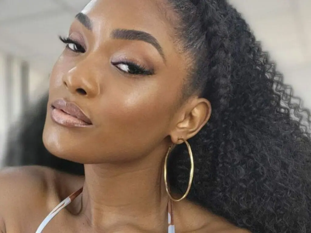 Erika Januza confessa que exagerou na festa de noivado: ‘Todo mundo achou que era casamento’