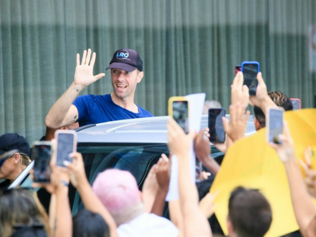 Chris Martin, do Coldplay, causa tumulto em porta de hotel antes de último show no Rio