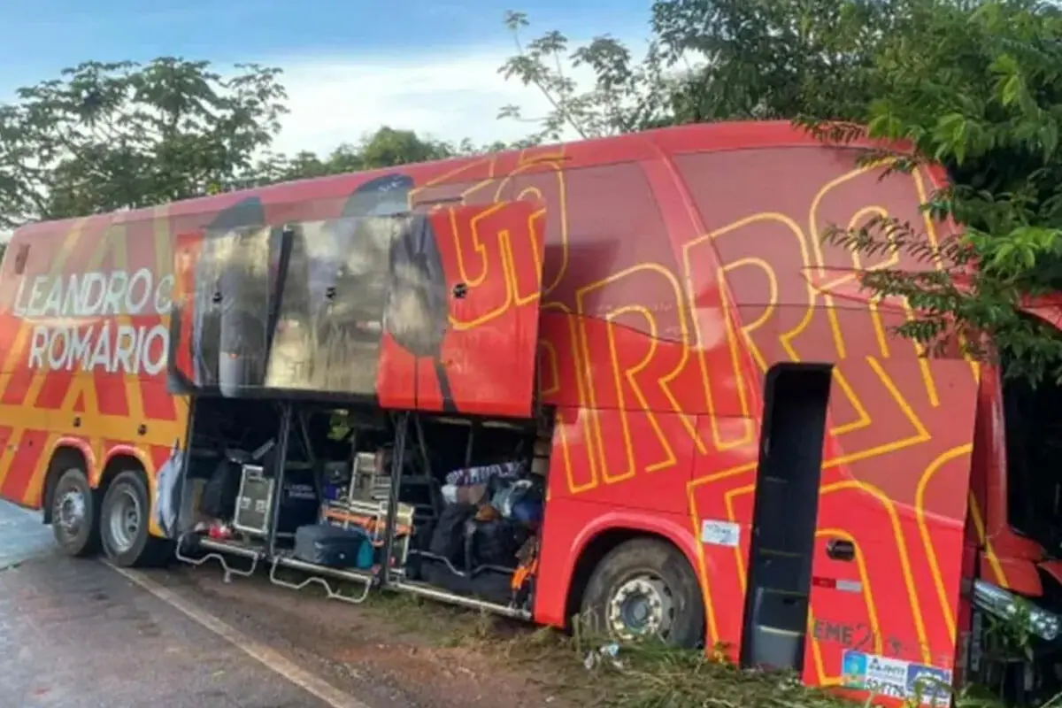 Carreta bate em ônibus da dupla sertaneja Leandro e Romário no Mato Grosso