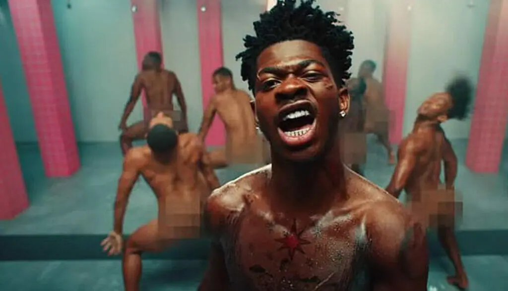 Em foto picante, rapper Lil Nas X sensualiza de cueca exibindo “volumão”