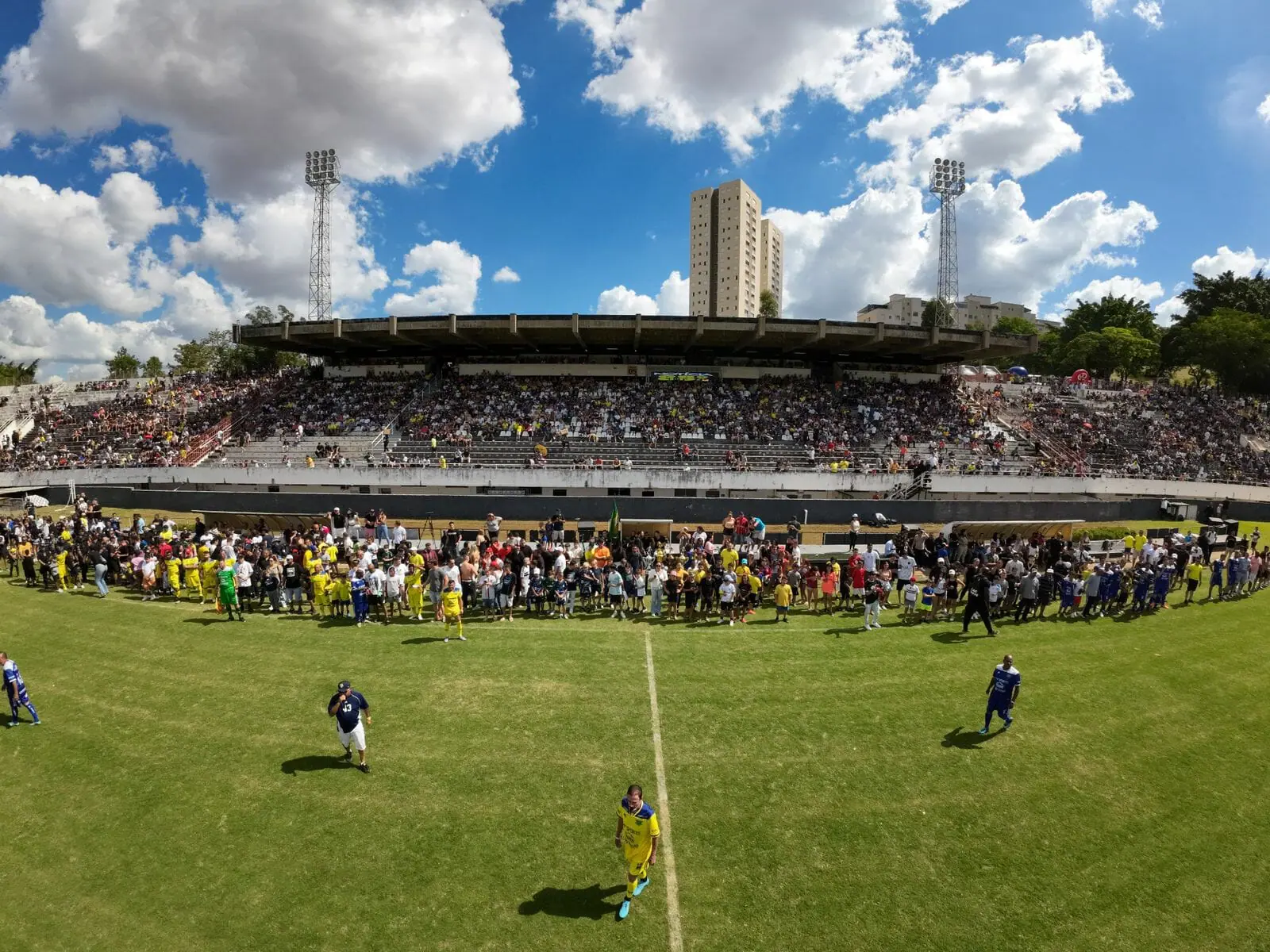 Ronaldinho Gaúcho e Mc Daniel participam do Jogo dos Famosos em uma ação beneficente