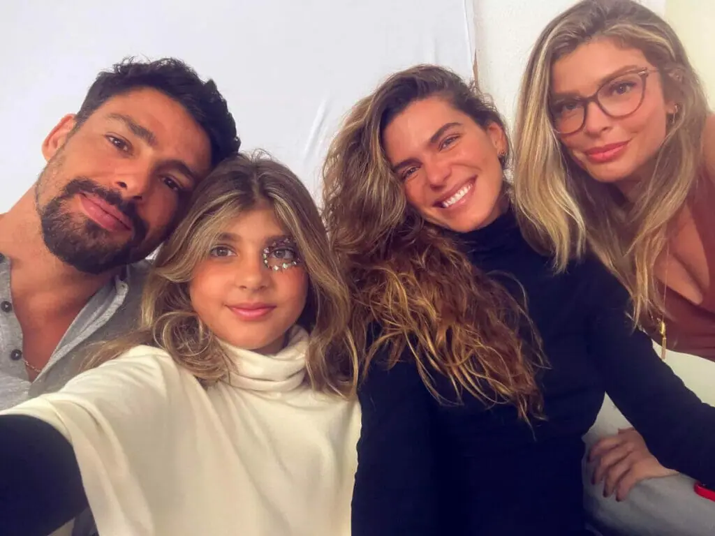 Cauã Reymond com a filha, Sofia, e as ex, Mariana Goldfarb e Grazi Massafera