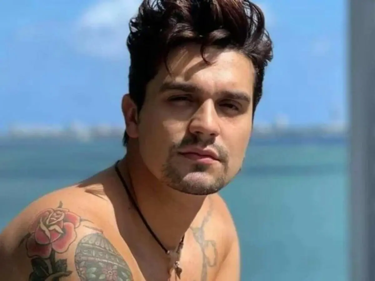 Luan Santana posa sem camisa em Miami e atiça fãs na web: “Gato demais”